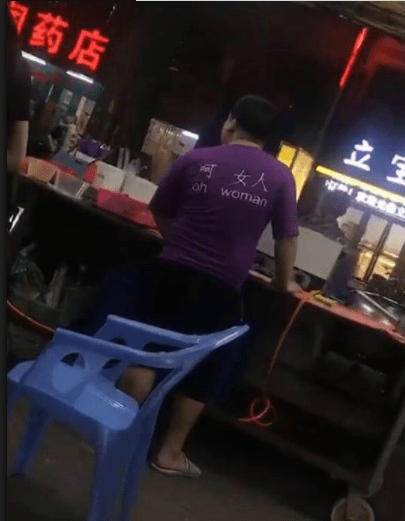幽默gif：我姐離婚，幾天沒吃飯，家裡人讓我去安慰她，沒想到我姐說 搞笑整蠱 第7张