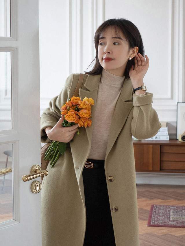大衣 30+女性怎么穿才显气质？红色衬衫+高腰牛仔裤，高级时尚又显白