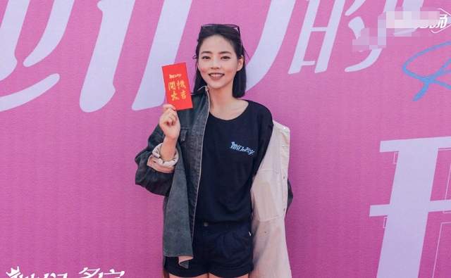 名字43岁秦海璐开机照曝光，站C位搂住白冰热聊，女三曾演“小姚晨”