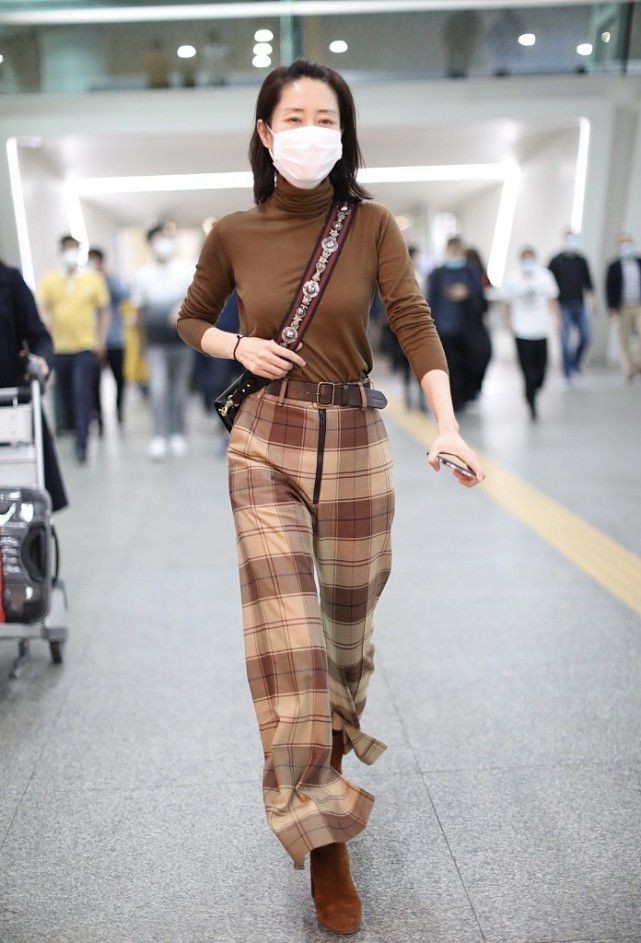 注入 刘敏涛从不刻意扮嫩，垫肩西装配缎面吊带，一身黑气质高级又优雅