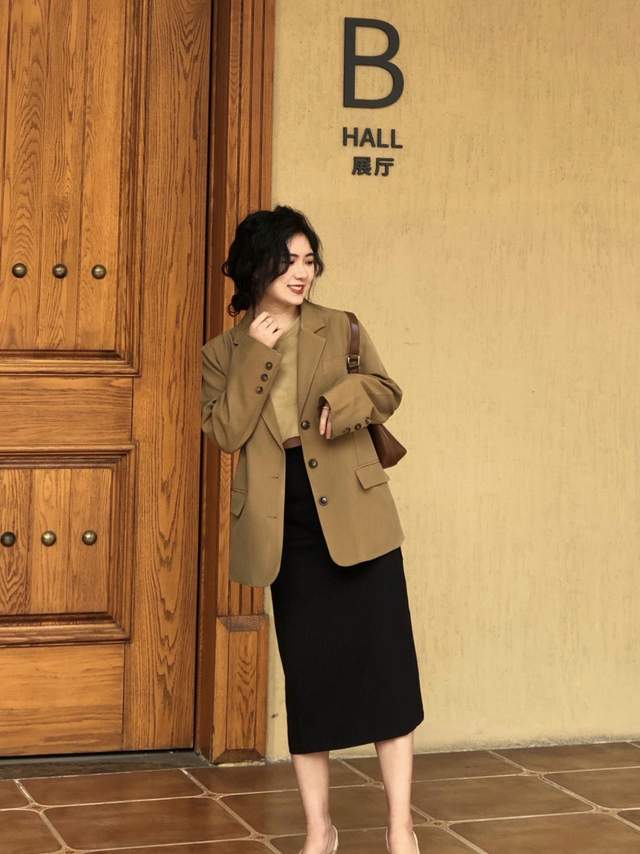 小个子 西装外套怎么穿出高级感?不如搭配半身裙,优雅时尚又能提升气质