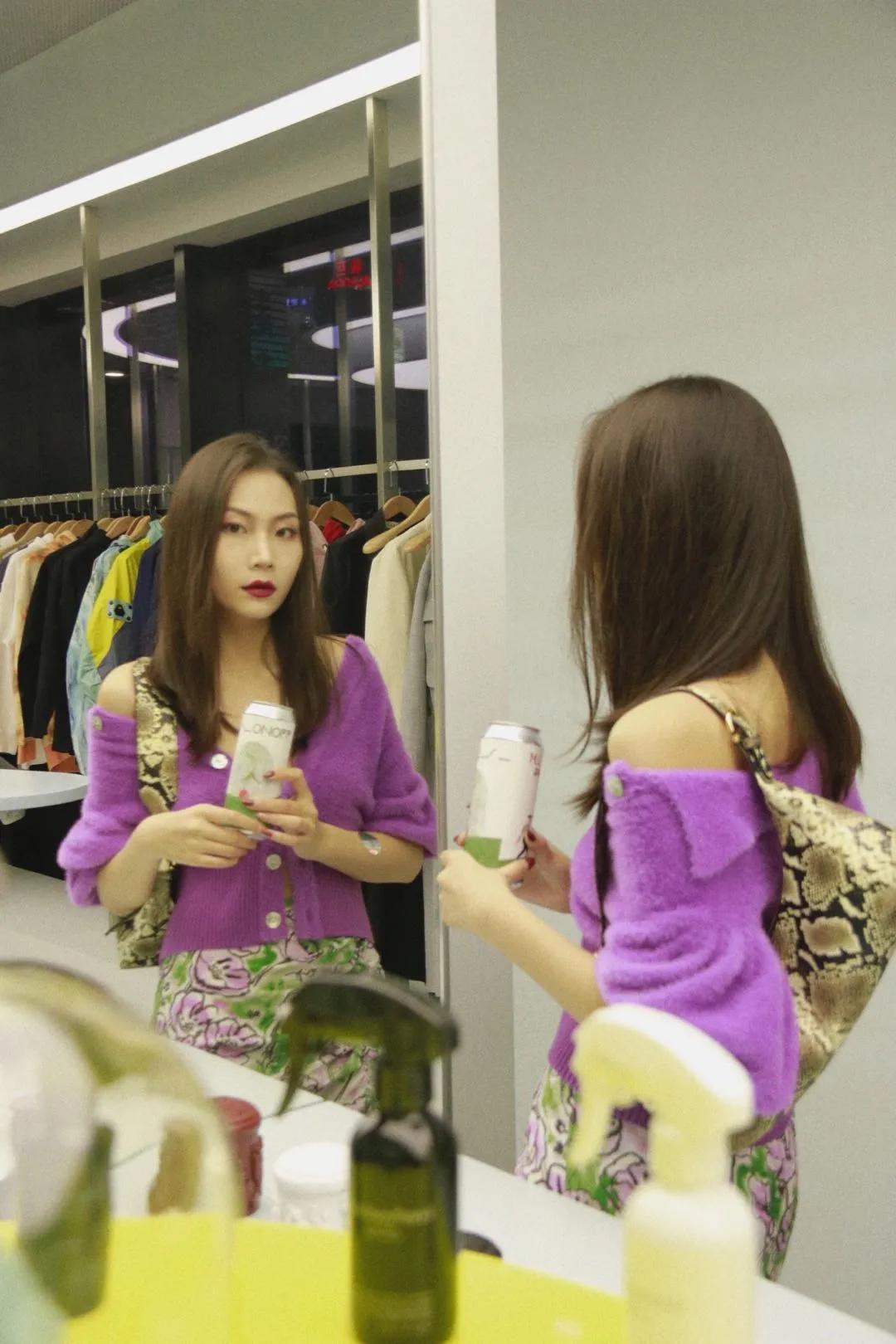 白女士 秋天换季穿啥？网友：女明星都钟爱的针织单品是时候安排了！