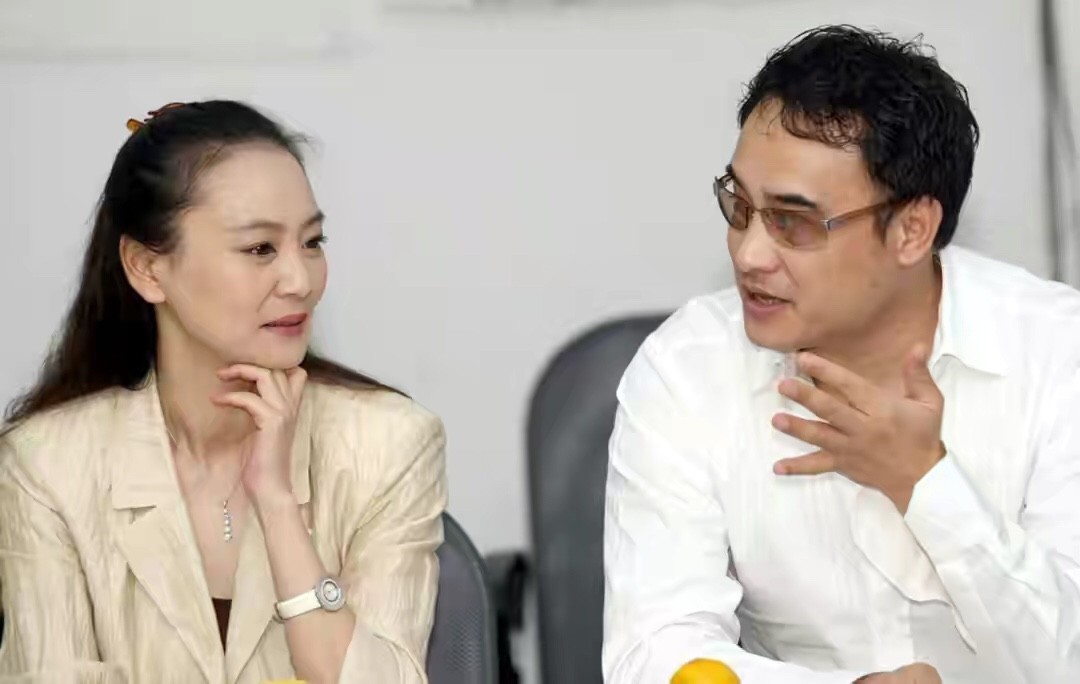 当腰 美人刘雪华不服老!一身黑裙神秘又优雅,把项链当腰链这衣品绝了