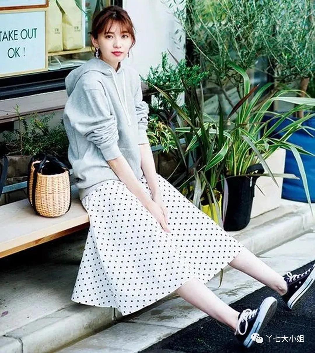 整体 十月份的裙子，这条廓形裙最好穿~