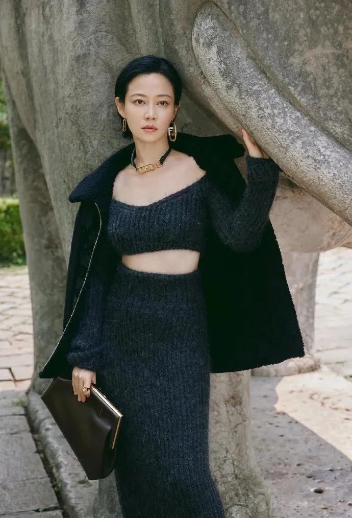 白女士 秋天换季穿啥？网友：女明星都钟爱的针织单品是时候安排了！
