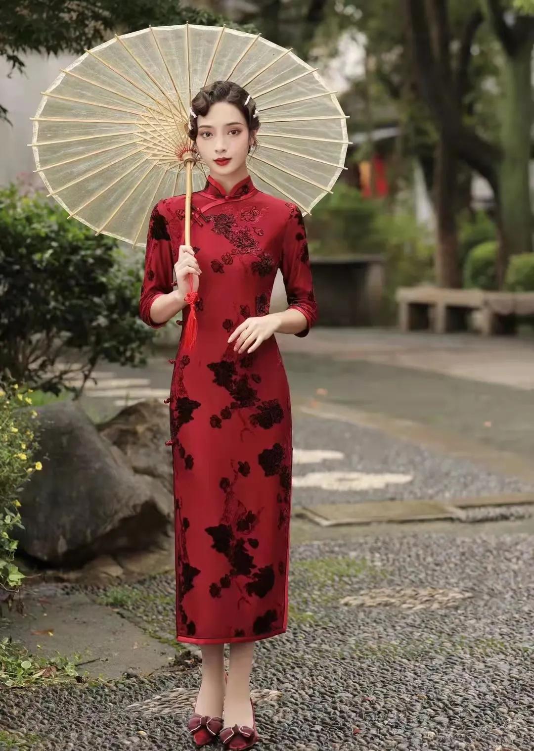 显得 红色丝绒旗袍裙,让你穿出饱满挺拔身材,穿出优雅自信气质的你!