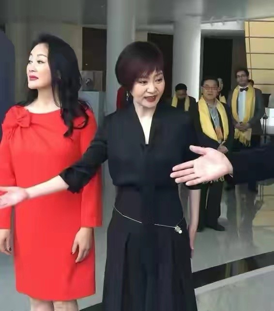 当腰 美人刘雪华不服老！一身黑裙神秘又优雅，把项链当腰链这衣品绝了