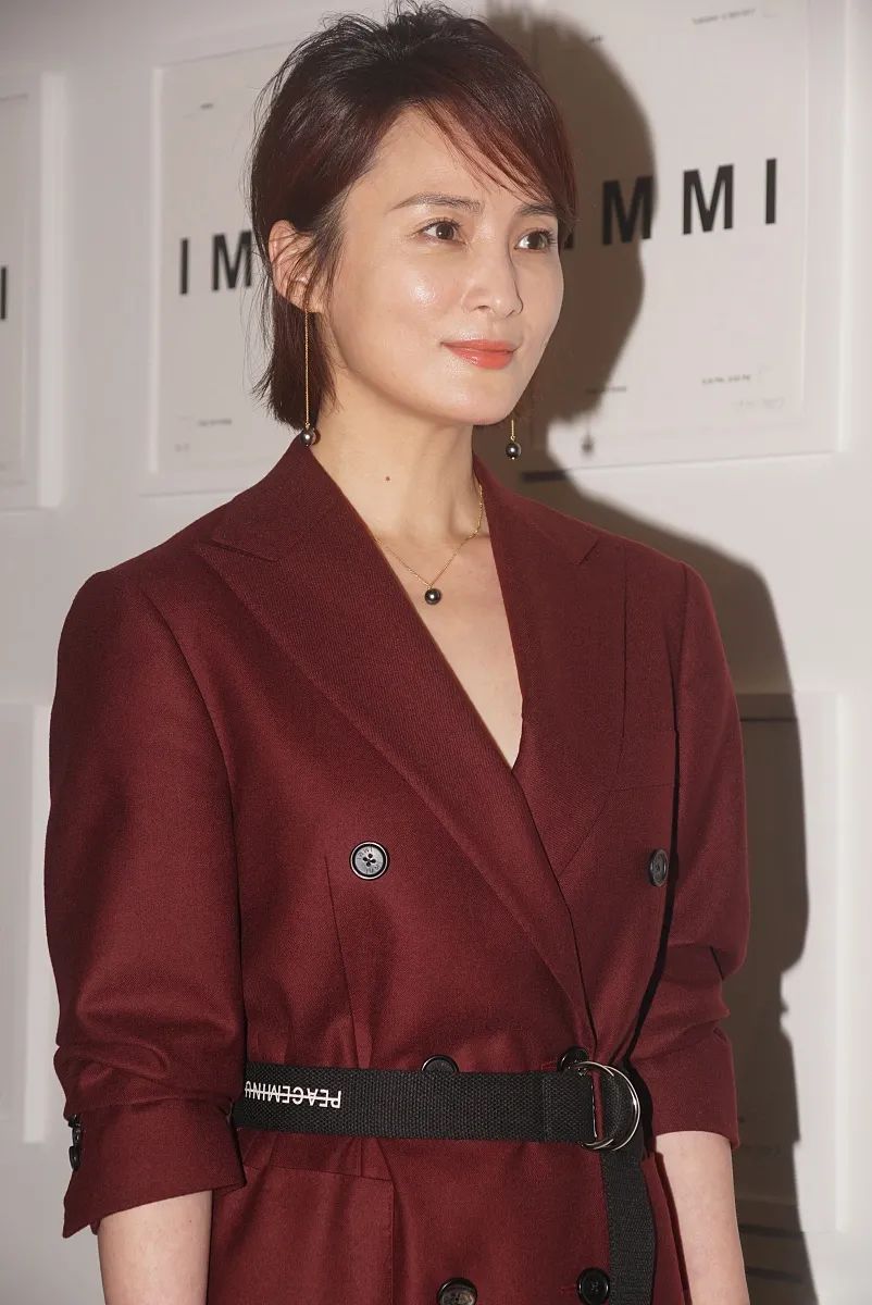 身材 蒋勤勤太会穿了,纯色“连衣裙”腰间打个结,美得精致又很高级