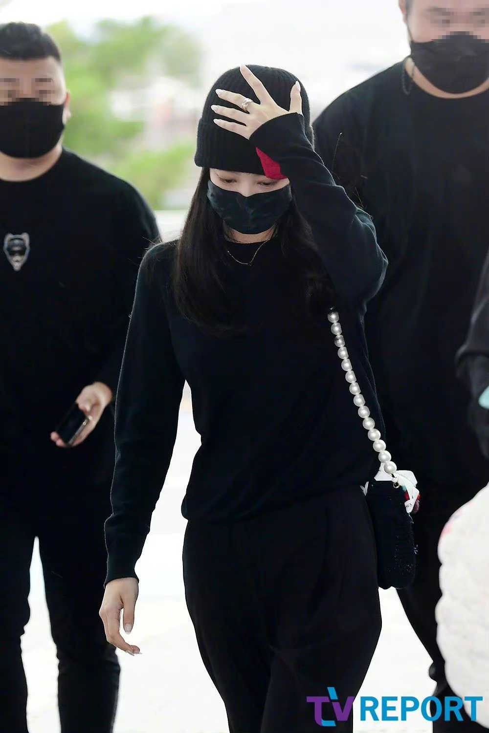 网友Jennie赴时装周，机场穿搭亮点满满，越来越有男友权志龙的味道