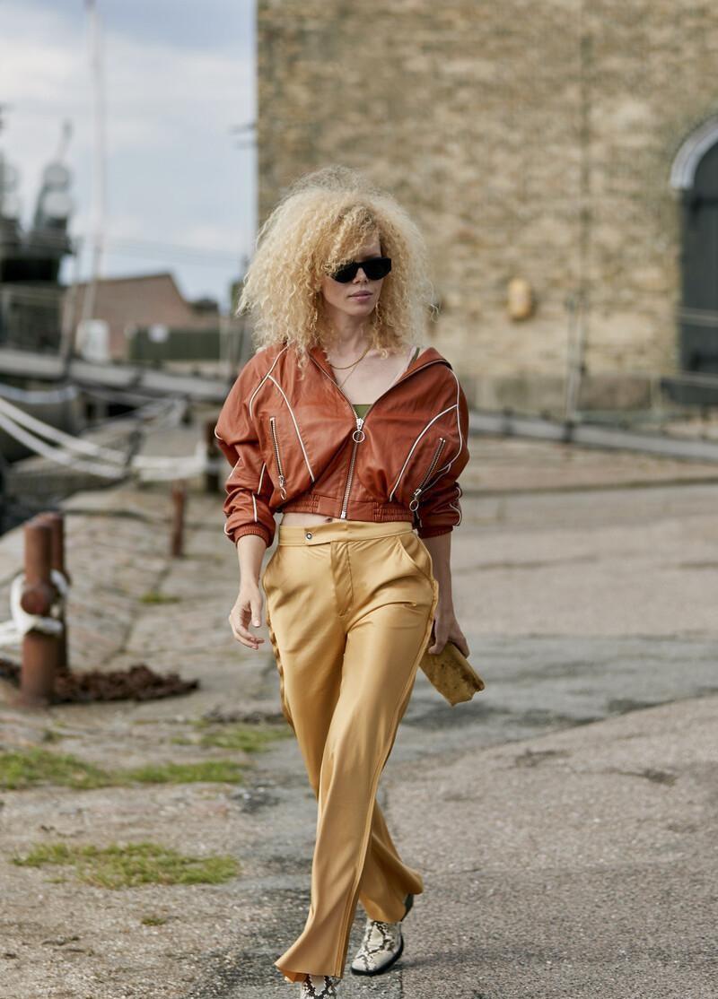 运动服 女人想要减龄，穿件拉链运动服就可以，不仅减龄还超时髦