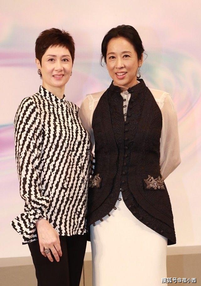 一身 朱玲玲真不愧是“阔太”，一身黑+白搭配真高级，哪像大婶的年纪