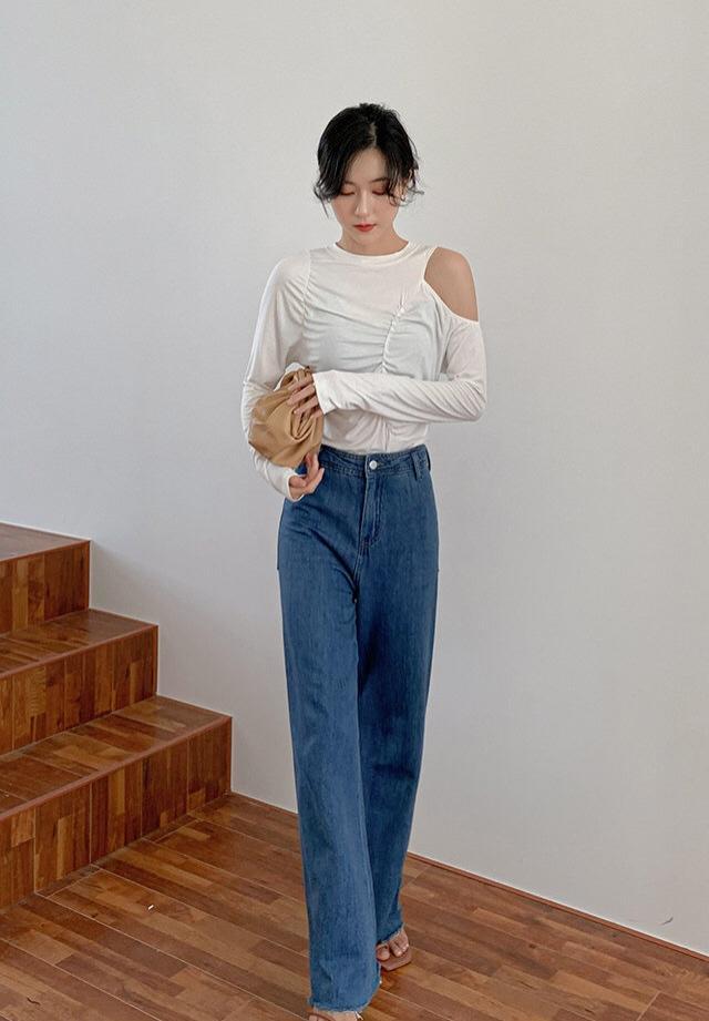 女王 张萌果然是“心机”女王，穿T恤前面“挖个”爱心，显得身材更好