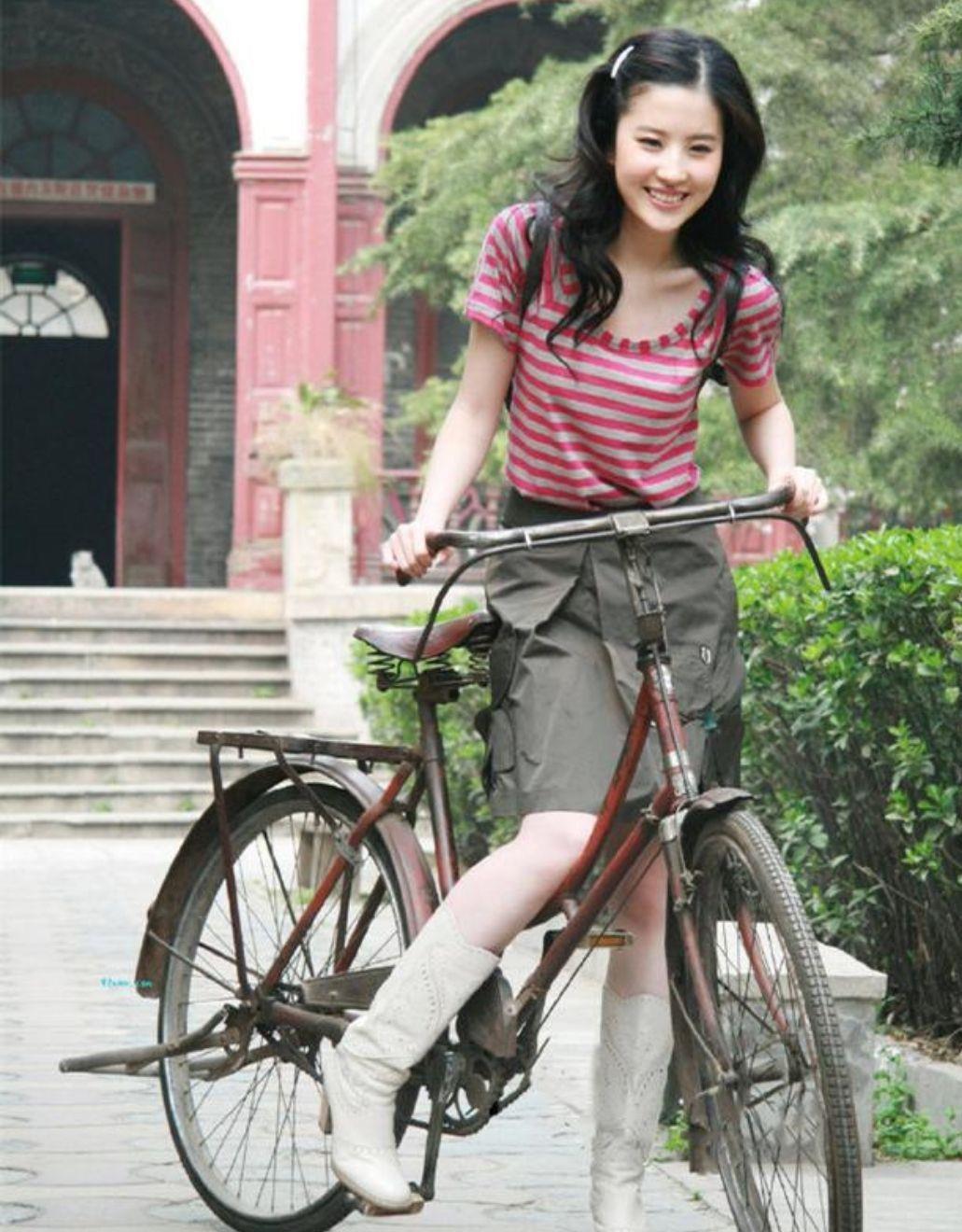 条纹 刘亦菲晒自己骑车旧照,贵族风卷发搭配长靴,宛如青涩的豪门小姐