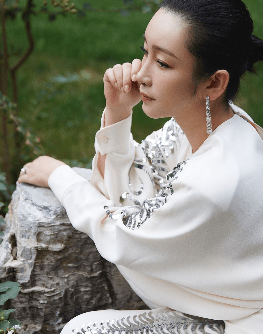 身材 秦海璐的优雅都是长裙给的，私服礼服都高级，娇嫩是宠出来的