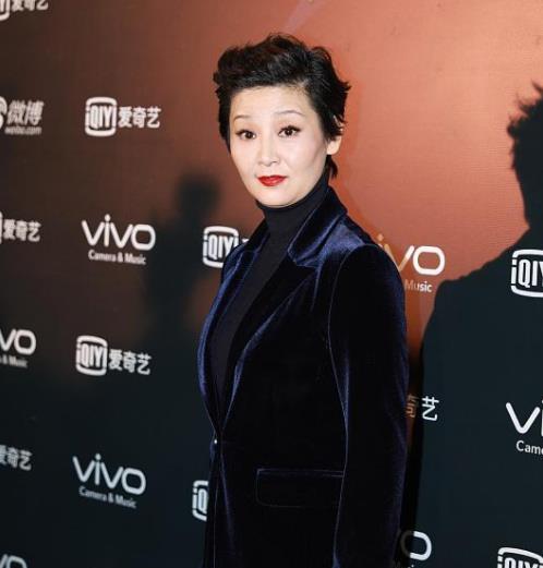 西装 徐帆浓妆造型照样惊艳,搭配短发气场十足,真不愧是大导演的太太