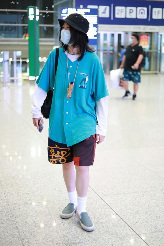 窦唯 窦靖童这搭配真随了父母，有窦唯的热情和王菲的随性，风格特别