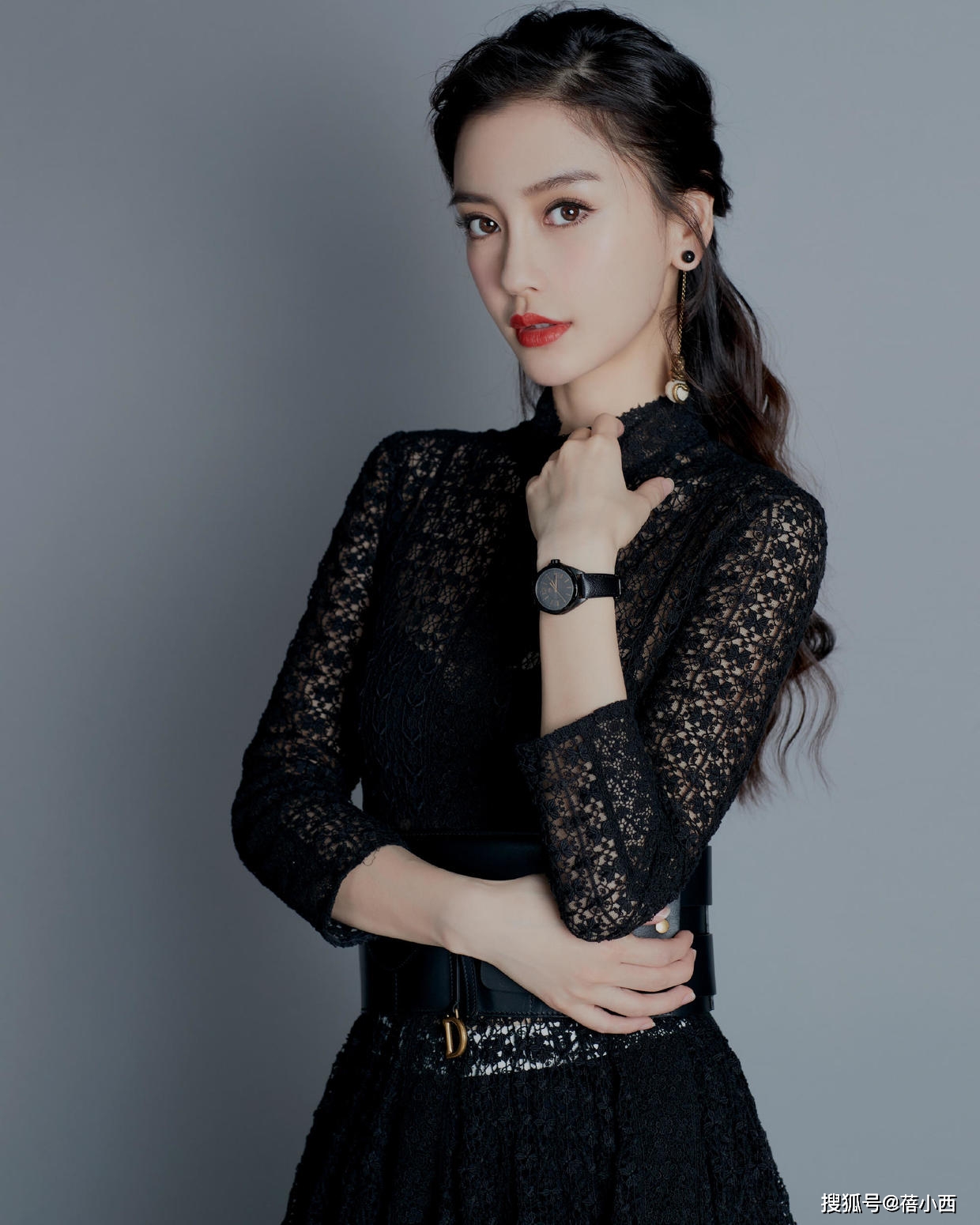 时尚 Angelababy不愧是顶流，穿正红色爱心礼服裙亮相红毯，美出新高度