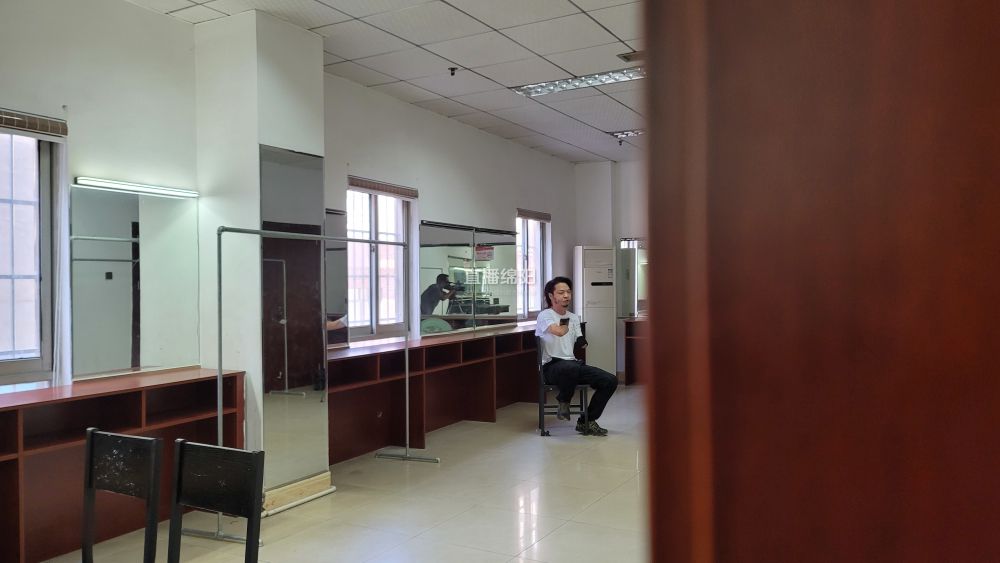 绵阳|吴刚：意外让他失去手臂 但歌唱给了他“翅膀”