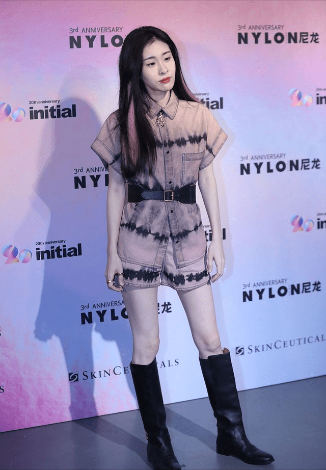 身材 张碧晨生了孩子之后身材还这么清瘦，休闲装挺时髦，长发好温柔