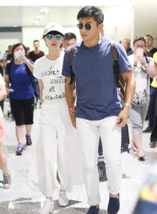 身材 吴奇隆夫妇现身,朴素打扮没有明星架子,刘诗诗偎依在旁小鸟依人