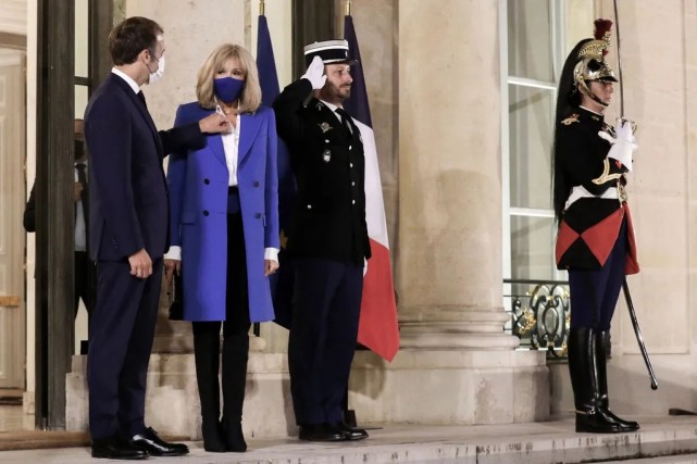 布丽 布丽吉特闪耀时装秀!穿蓝裙半扎马尾真少女,换了发型果然超好看