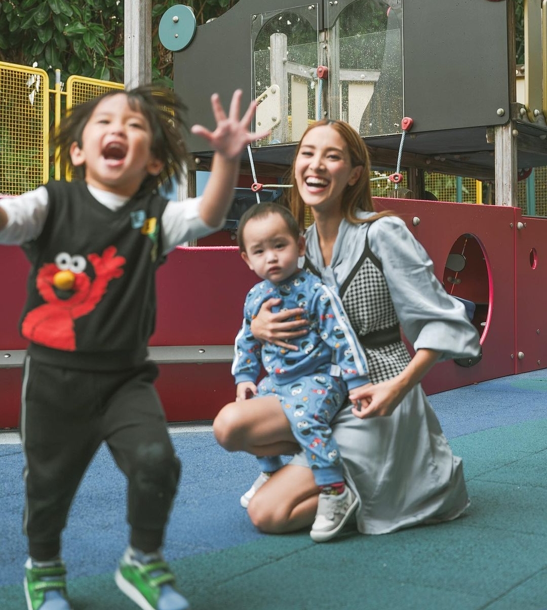郑嘉颖郑嘉颖港姐老婆携子拍广告，兄弟俩肤色差明显，一个活泼一个呆萌