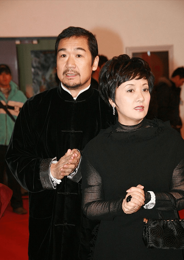 黑色 张国立手揽邓婕好恩爱,同穿黑色一点没明星架子,看着真低调