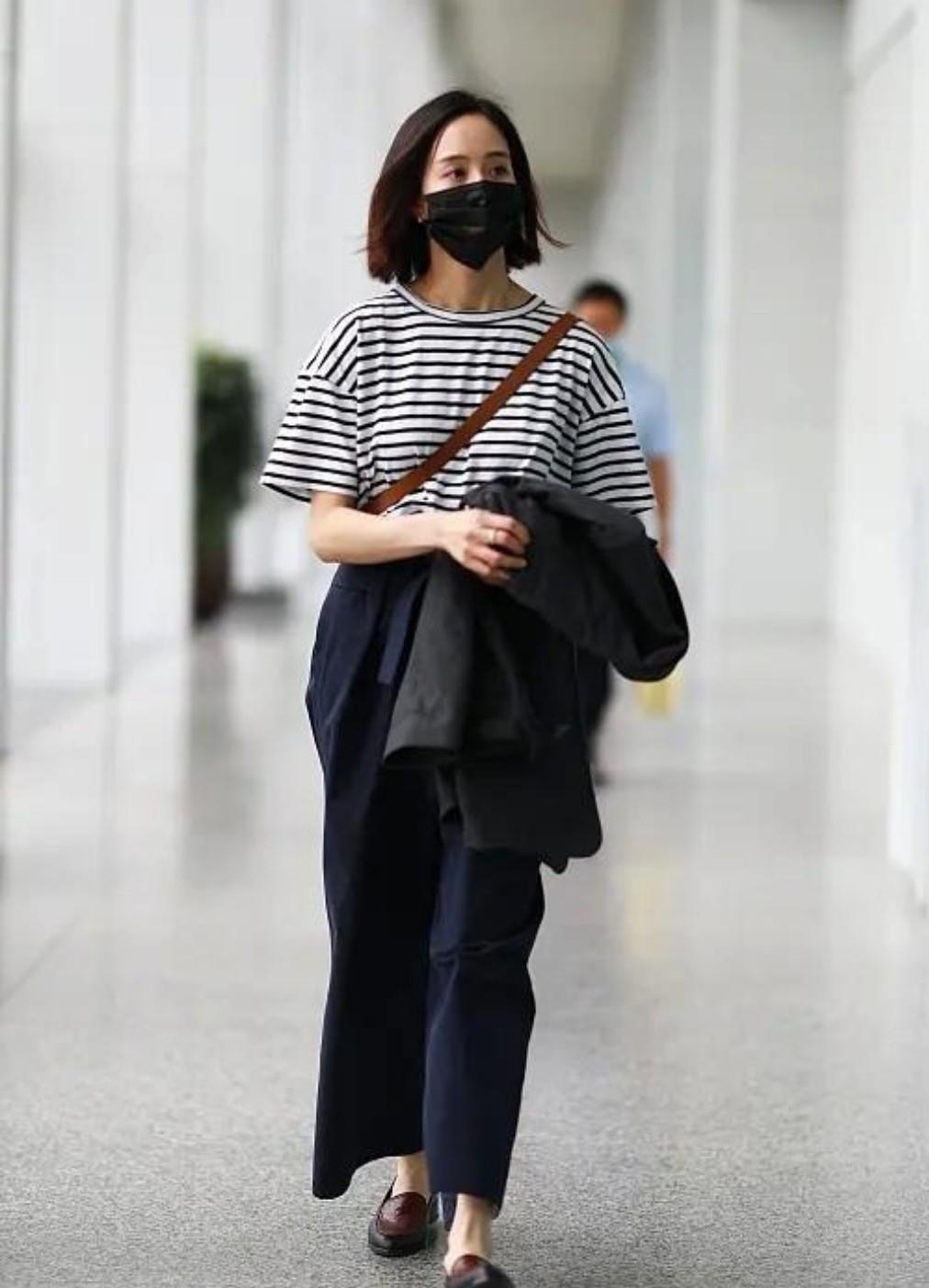 条纹 刘亦菲晒自己骑车旧照,贵族风卷发搭配长靴,宛如青涩的豪门小姐