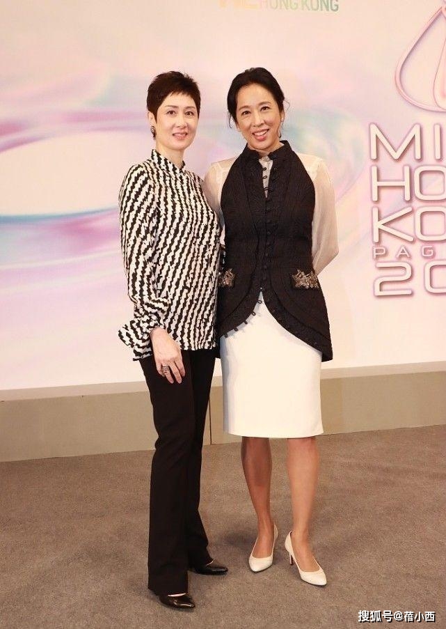 一身 朱玲玲真不愧是“阔太”，一身黑+白搭配真高级，哪像大婶的年纪