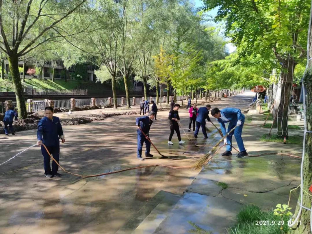 （工作人员路面洒扫）洛阳白云山旅游度假区始终遵守“高效、安全”的服