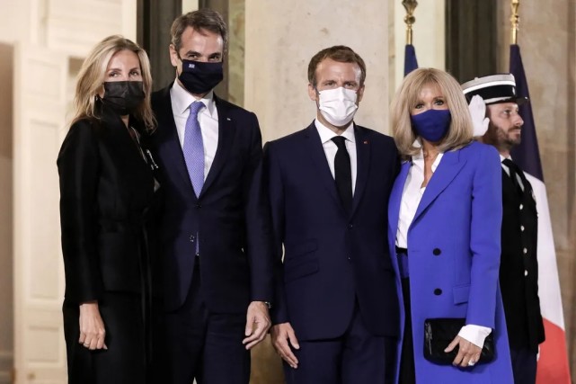 布丽 布丽吉特闪耀时装秀!穿蓝裙半扎马尾真少女,换了发型果然超好看