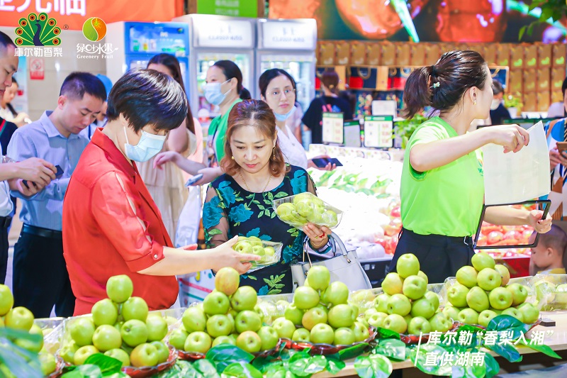 目前,湖南消费者已经可以通过绿叶水果线下门店购买正宗库尔勒香梨.