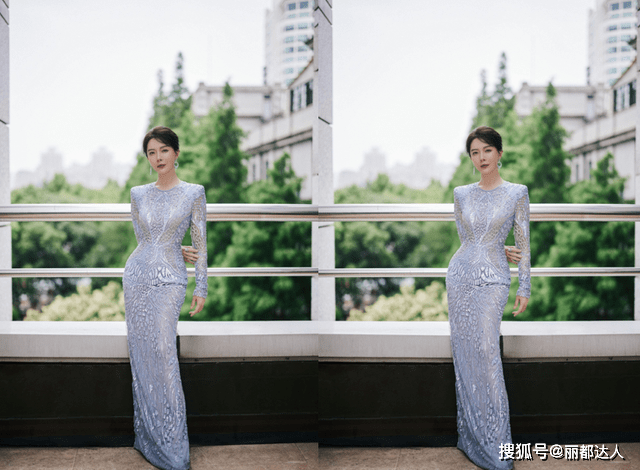 魅力 陈数的气质好难超越,粉色拼接长裙显成熟女人魅力,优雅又迷人