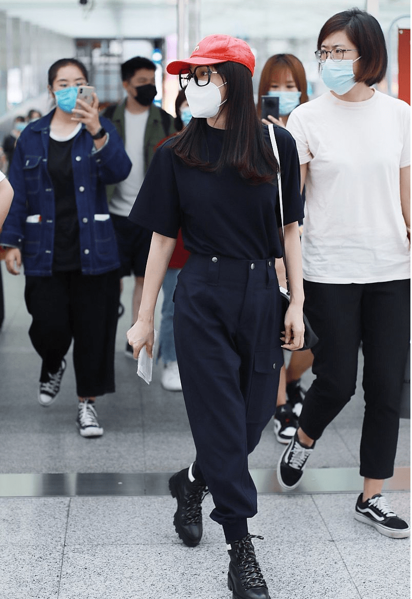 整体 秦岚的小蛮腰瞒不住了，T恤配工装裤穿得又美又飒，少女感满满