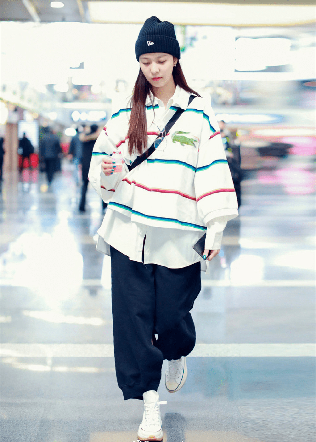 身材 宋妍霏不愧是女团出身,穿露腰装配工装裤,气场不输超模!