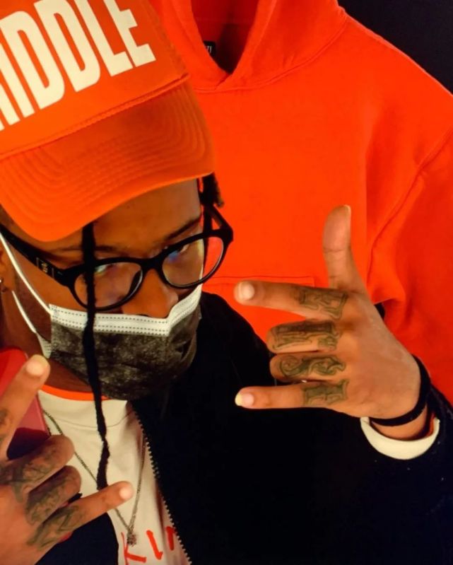 官网 手慢无！Yeezy x GAP联名"初代卫衣"被抢到断码？