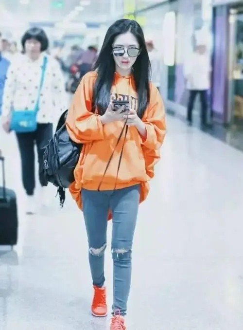 小姑娘 谢娜二胎后更“嫩”了！穿破洞T配印花裙，新潮时尚不输小姑娘