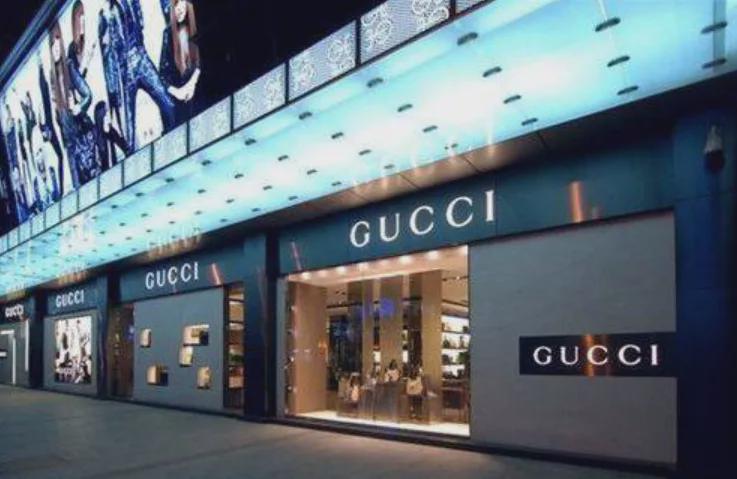 原创最受争议的世界首富他手里攥着全球一半的奢侈品牌