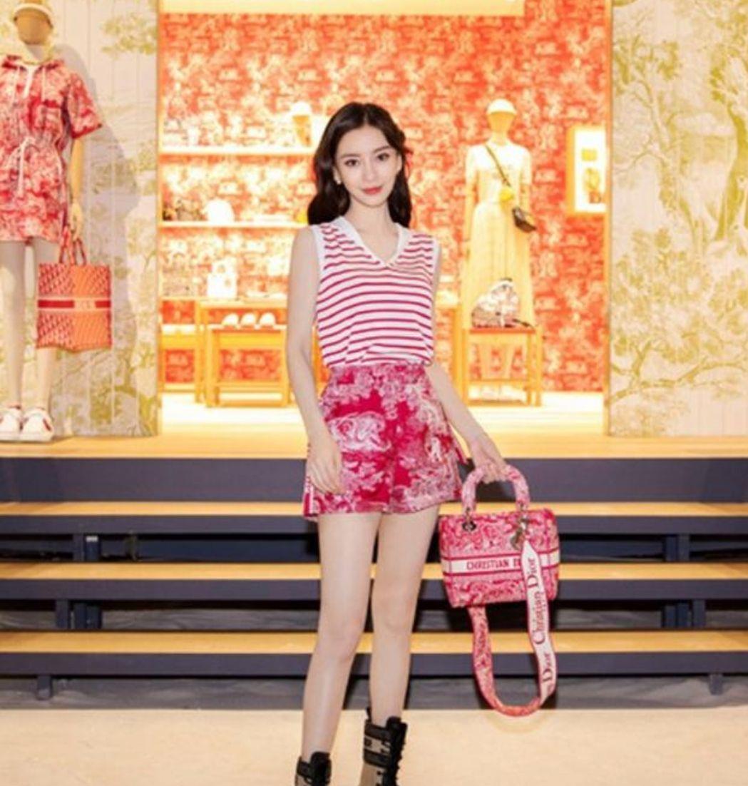 条纹 刘亦菲晒自己骑车旧照,贵族风卷发搭配长靴,宛如青涩的豪门小姐