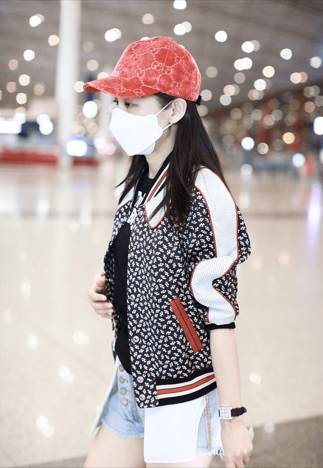 设计 杨子二婚老婆一点没阔太架子，日常穿搭挺接地气，看着不像30+