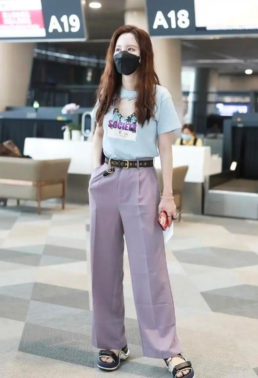 女王 张萌果然是“心机”女王，穿T恤前面“挖个”爱心，显得身材更好