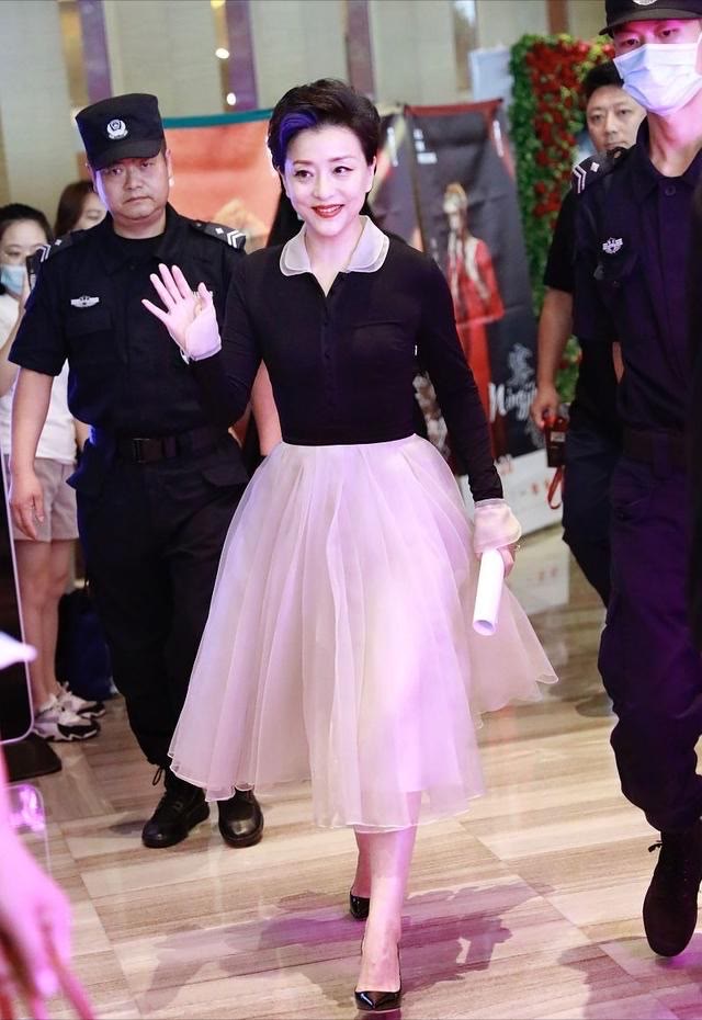 新潮 杨澜学小姑娘赶时髦,穿纱裙挑染蓝发新潮又减龄,气质却依然端庄