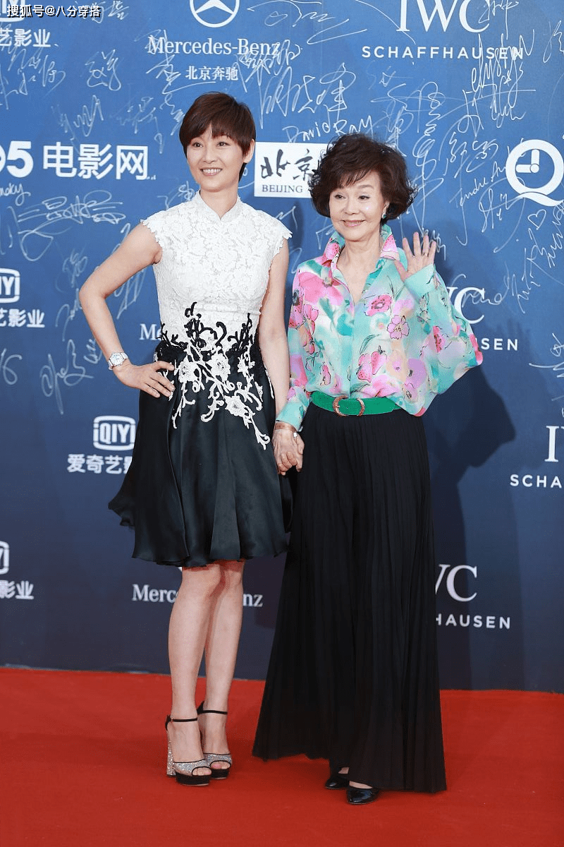 小白 徐帆真会保养,穿红裙配小白鞋减龄又俏皮,好气质不输年轻姑娘