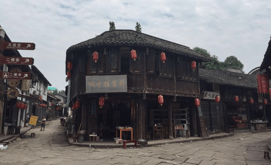 重庆有座知名的千年古镇，被三面悬崖所包围，身为4A还不收门票