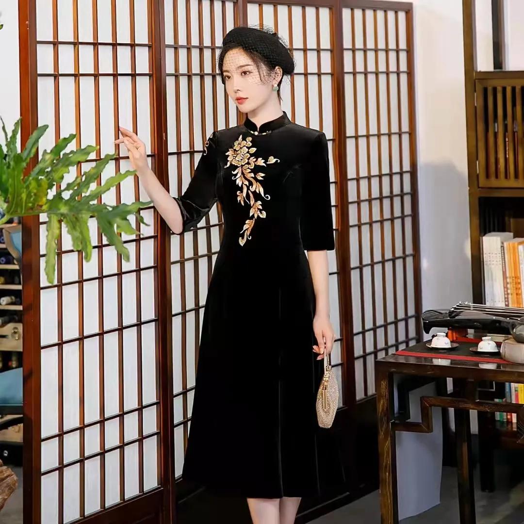 黑色 永远有着绵软的舒适感,黑色丝绒旗袍,叫人爱不释手的绝色服饰!