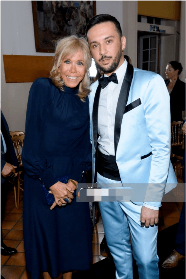 布丽 布丽吉特闪耀时装秀!穿蓝裙半扎马尾真少女,换了发型果然超好看