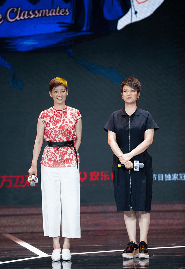 服装 徐帆陈小艺同留短发，一眼看出脸型的差别，发型和服装一样重要