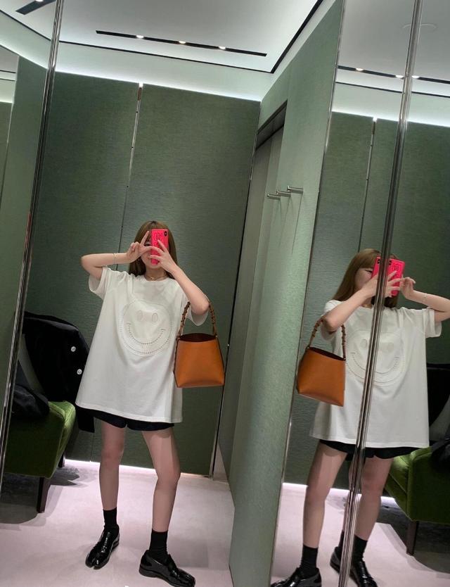 女王 张萌果然是“心机”女王，穿T恤前面“挖个”爱心，显得身材更好