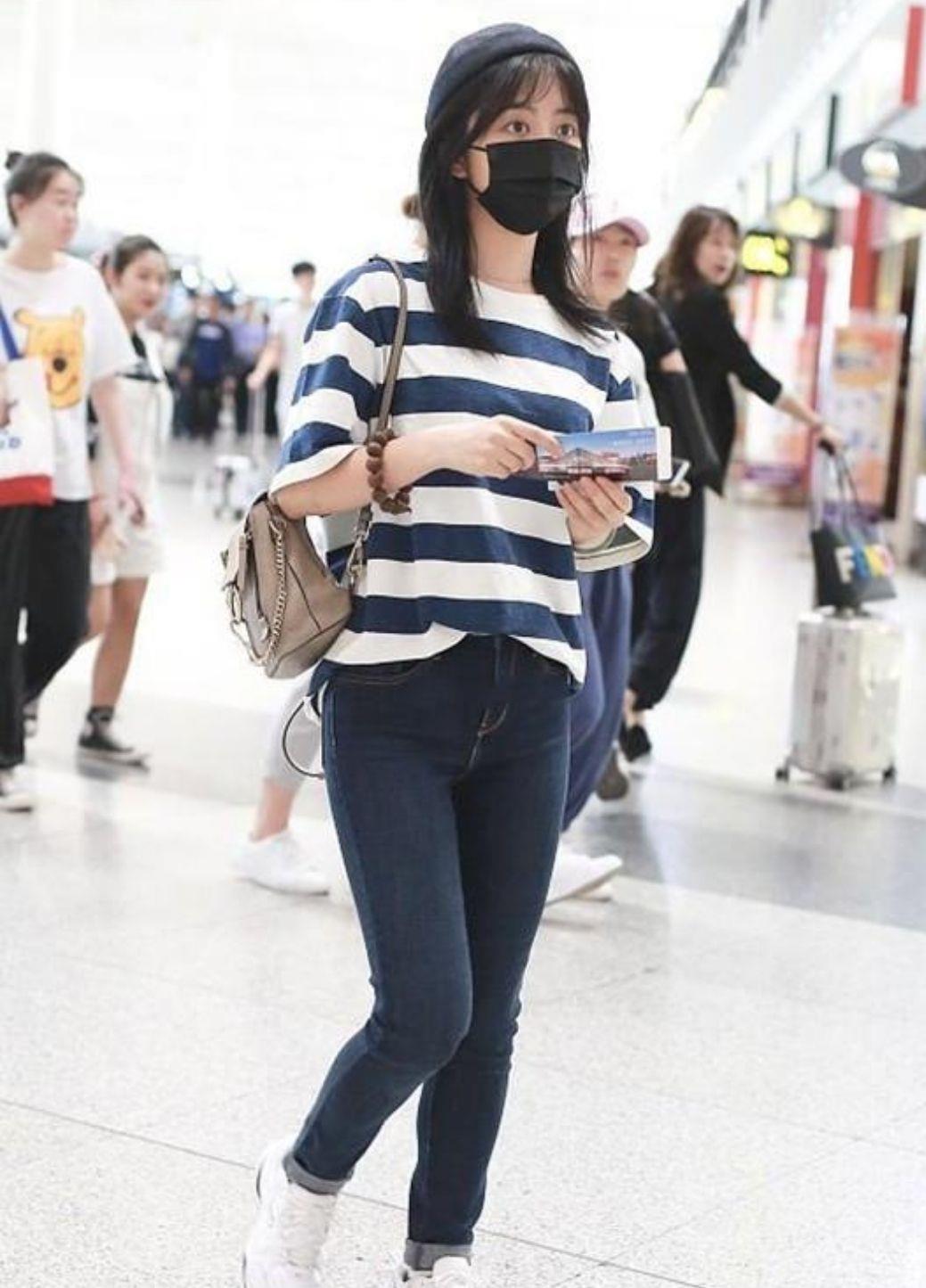 条纹 刘亦菲晒自己骑车旧照,贵族风卷发搭配长靴,宛如青涩的豪门小姐