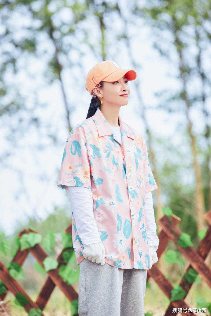 健美 “73年的牛莉”有健美身材任性穿,衬衫配牛仔裤,就穿出了国际范